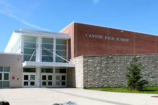 Principal apologizes after Trump chants