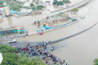 Record Rainfall In Chennai Paralyzes Life, Hammers Rescue Operations},{Record Rainfall In Chennai Paralyzes Life, Hammers Rescue Operations